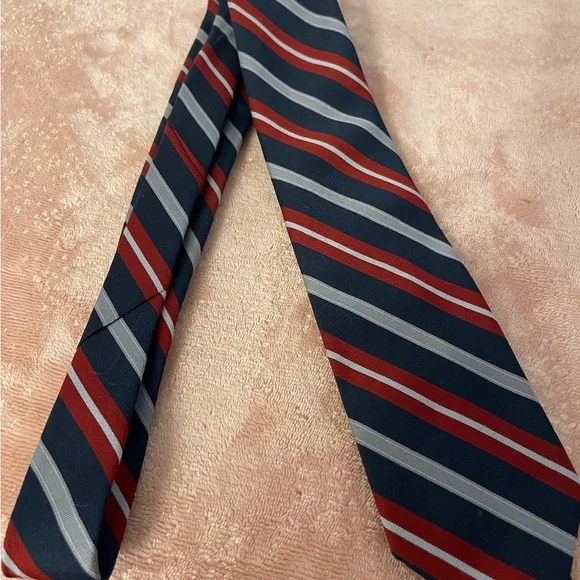 Elegant Red and Black Striped Tie - Picture 4 of 4